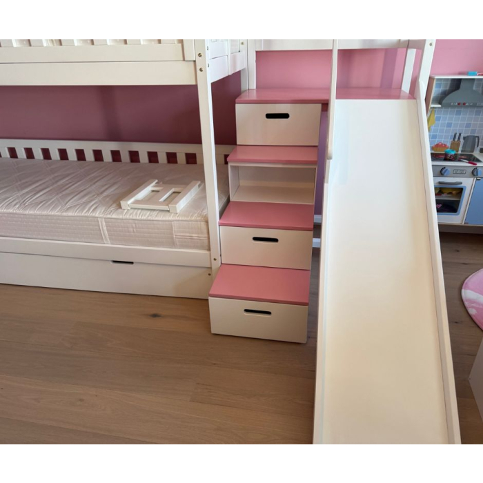 kinderbed met trap en glijbaan interieur